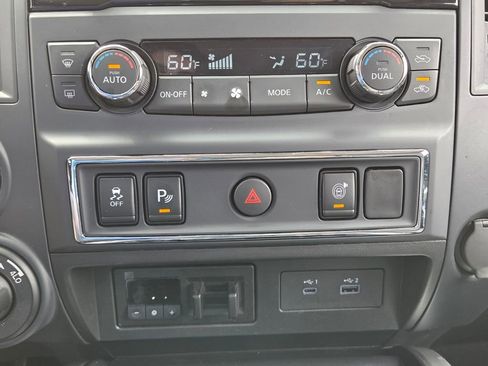 Used 2024 Nissan Titan SV w/ SV Convenience Package AWD/4WD image 25