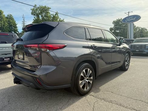 Used 2022 Toyota Highlander XLE AWD/4WD image 4