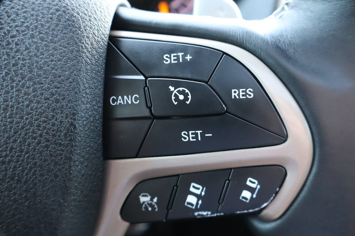 Used 2014 Jeep Grand Cherokee Overland w/ Advanced Technology Group AWD/4WD image 31