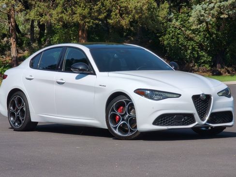 Used 2023 Alfa Romeo Giulia Veloce image 2