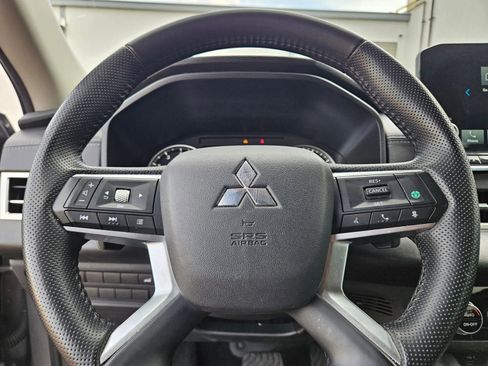 Used 2024 Mitsubishi Outlander SE image 11