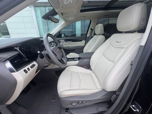 Used 2023 Cadillac XT6 Premium Luxury w/ Technology Package FWD image 11