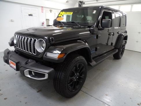 Certified 2025 Jeep Wrangler Unlimited Sahara AWD/4WD image 16