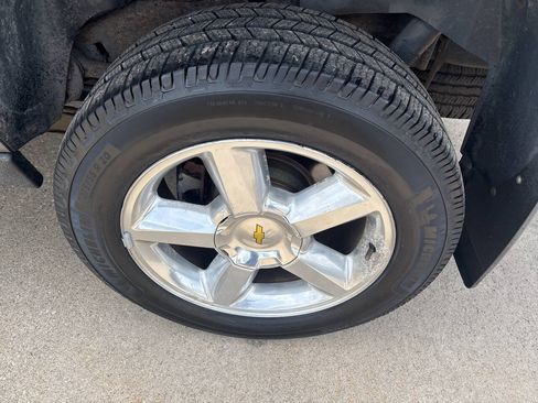Used 2007 Chevrolet Suburban LT w/ LT Preferred Equipment Group AWD/4WD image 6