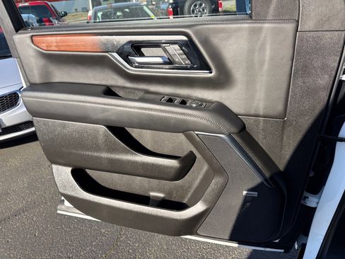 Used 2025 GMC Yukon Denali image 32