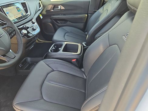 New 2026 Chrysler Pacifica Select image 9