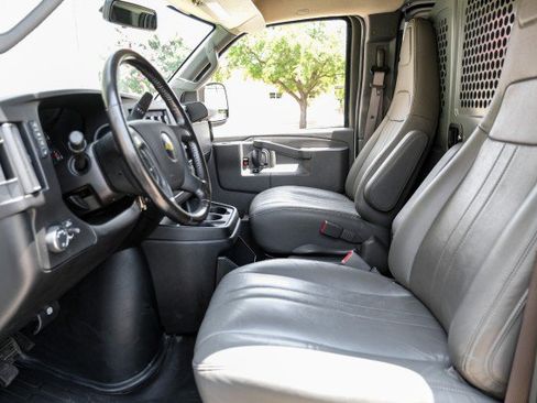 Used 2021 Chevrolet Express 3500 w/ Driver Convenience Package RWD image 3