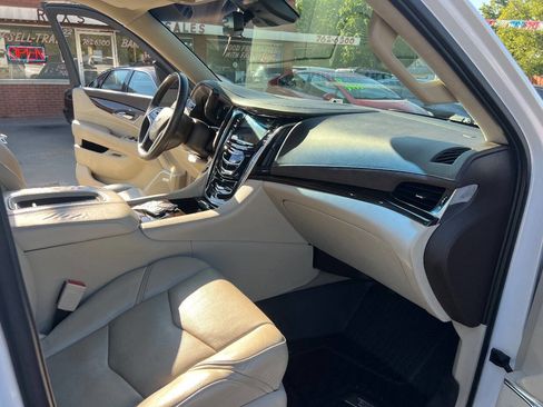 Used 2017 Cadillac Escalade ESV Luxury image 25