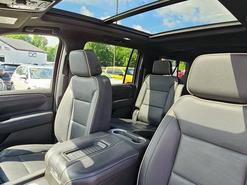 Used 2022 GMC Yukon XL SLT w/ SLT Luxury Package AWD/4WD image 19