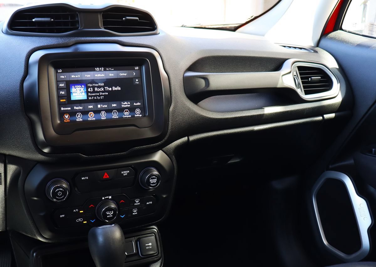 Used 2019 Jeep Renegade Latitude FWD image 43