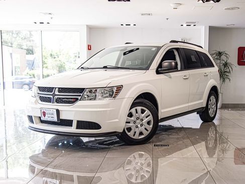 Used 2018 Dodge Journey SE FWD image 1