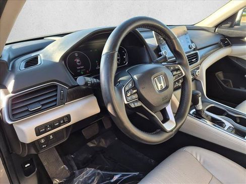 Used 2018 Honda Accord Touring image 10