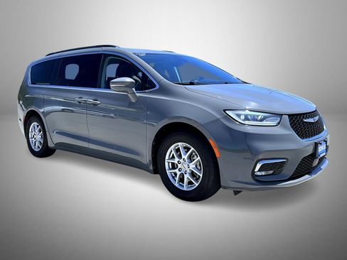Used 2022 Chrysler Pacifica Touring-L FWD image 3