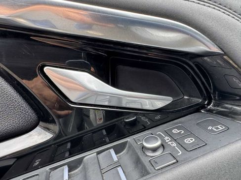 Used 2020 Land Rover Range Rover Evoque SE image 28