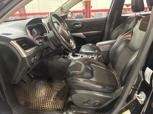 Used 2018 Jeep Cherokee Trailhawk AWD/4WD image 40