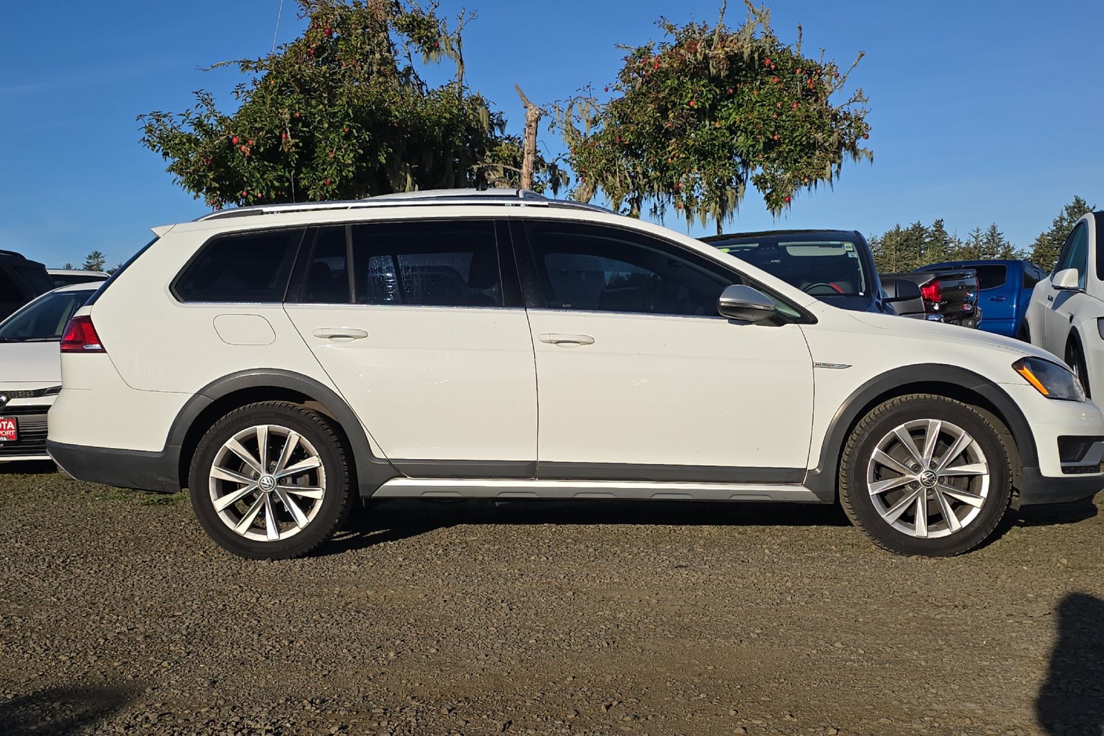 Used 2017 Volkswagen Golf Alltrack SE AWD/4WD image 4