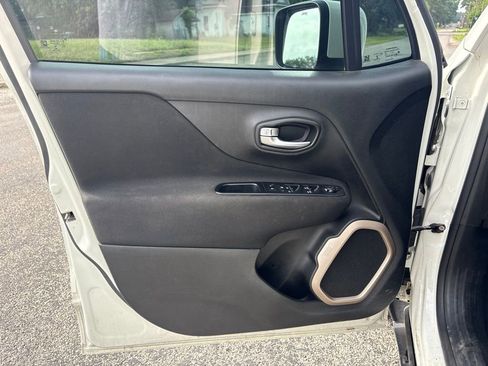Used 2017 Jeep Renegade Latitude FWD image 13