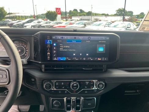 Used 2024 Jeep Wrangler Unlimited Rubicon w/ Convenience Group AWD/4WD image 15