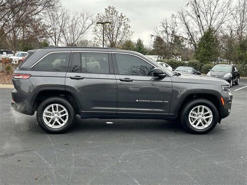 Used 2024 Jeep Grand Cherokee Laredo X image 3