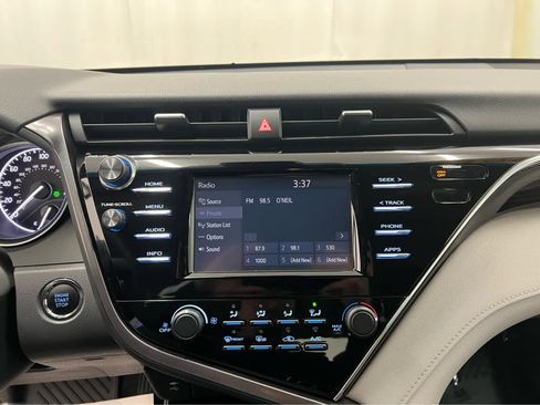 Used 2018 Toyota Camry LE image 24