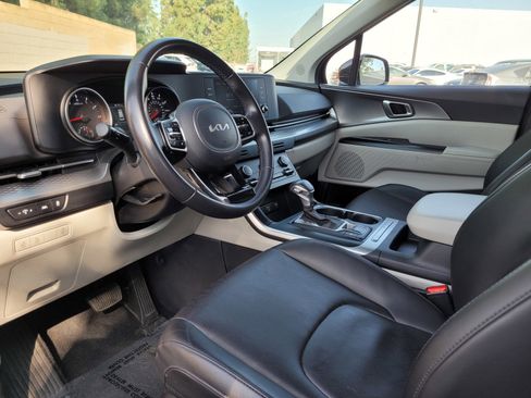 Used 2024 Kia Carnival LX image 9
