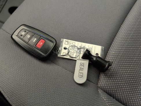 Used 2021 Toyota Corolla SE FWD image 39