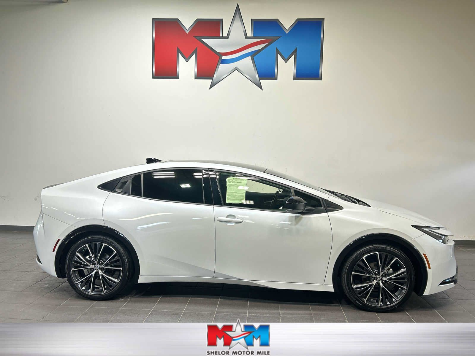 Used 2024 Toyota Prius XLE FWD image 1
