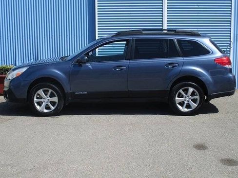 Used 2013 Subaru Outback 3.6R Limited w/ Moonroof Pkg AWD/4WD image 6