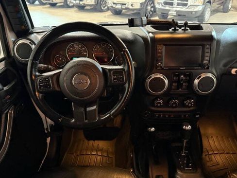 Used 2015 Jeep Wrangler Unlimited Rubicon w/ Connectivity Group AWD/4WD image 23