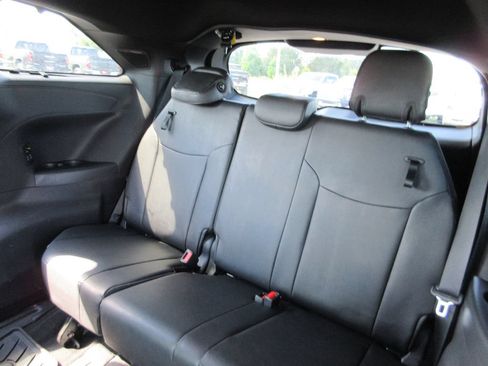 Used 2025 Toyota Sienna Platinum AWD/4WD image 24