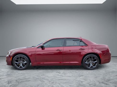 Used 2021 Chrysler 300 Touring w/ Sport Appearance Package image 4