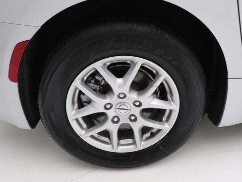 Used 2024 Chrysler Pacifica Touring-L image 10