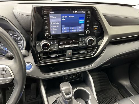 Used 2021 Toyota Highlander XLE image 18