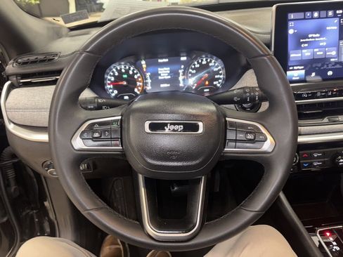 Used 2023 Jeep Compass Latitude image 11