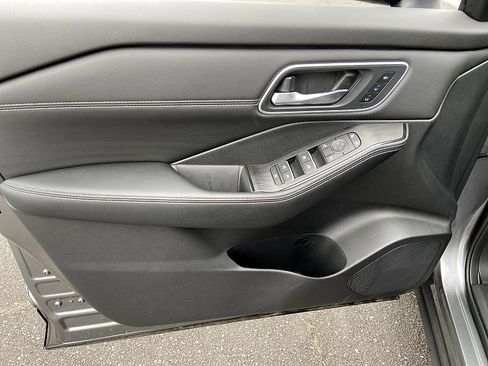 New 2026 Nissan Rogue Platinum image 9