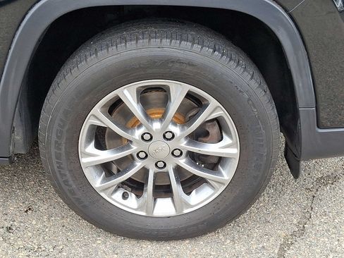 Used 2019 Jeep Cherokee Latitude Plus AWD/4WD image 9