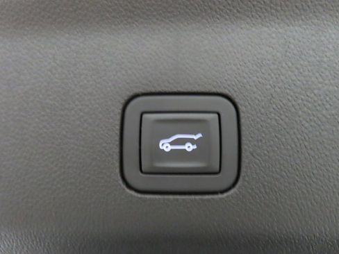 Used 2025 Chevrolet Suburban High Country image 37