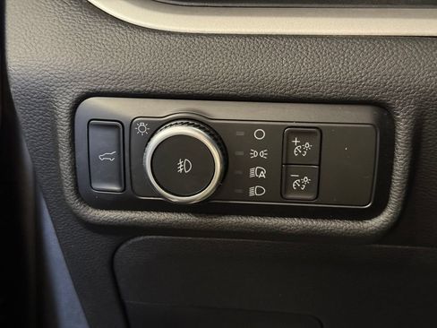 Used 2023 Ford Explorer XLT w/ Equipment Group 202A AWD/4WD image 18