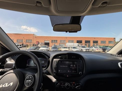 Used 2025 Kia Soul LX w/ LX Technology Package FWD image 31