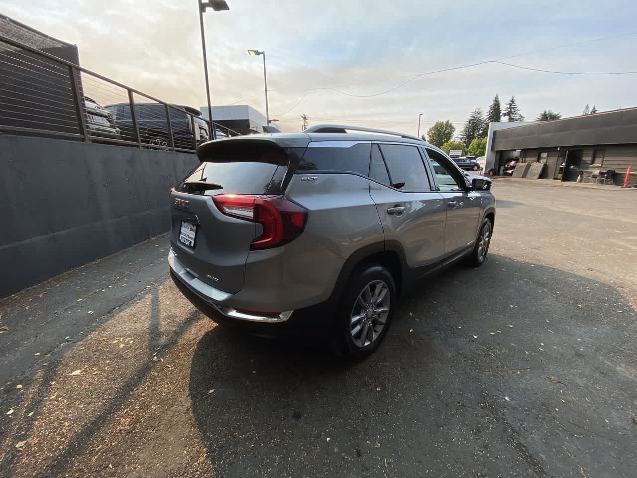 Used 2024 GMC Terrain SLT AWD/4WD image 6