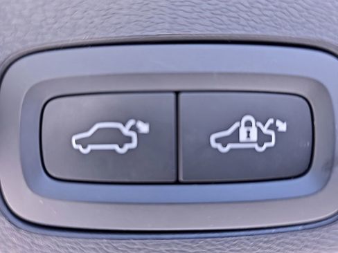 Certified 2023 Volvo XC60 T8 Plus AWD/4WD image 23