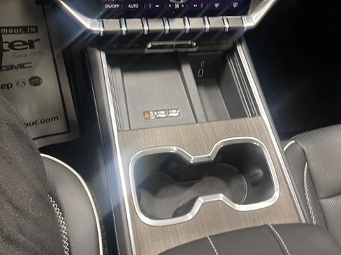 Used 2025 GMC Acadia Denali w/ Super Cruise Package FWD image 12