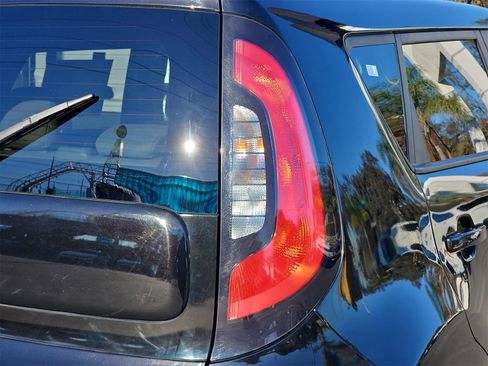 Used 2016 Kia Soul + image 36