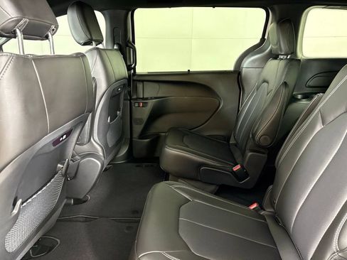 New 2027 Chrysler Pacifica Select FWD image 35