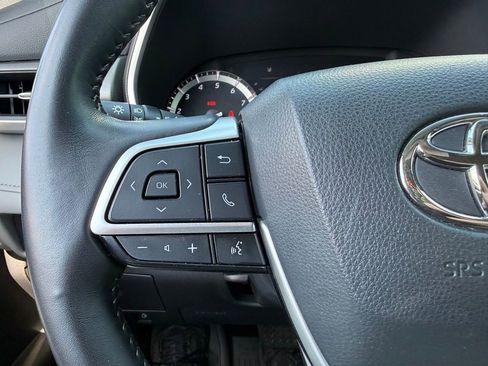 Used 2022 Toyota Highlander XLE AWD/4WD image 18