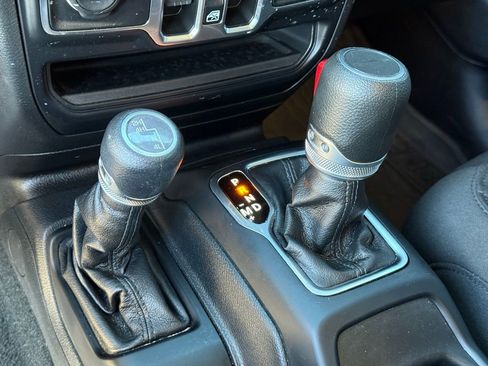 Used 2023 Jeep Gladiator Sport image 12