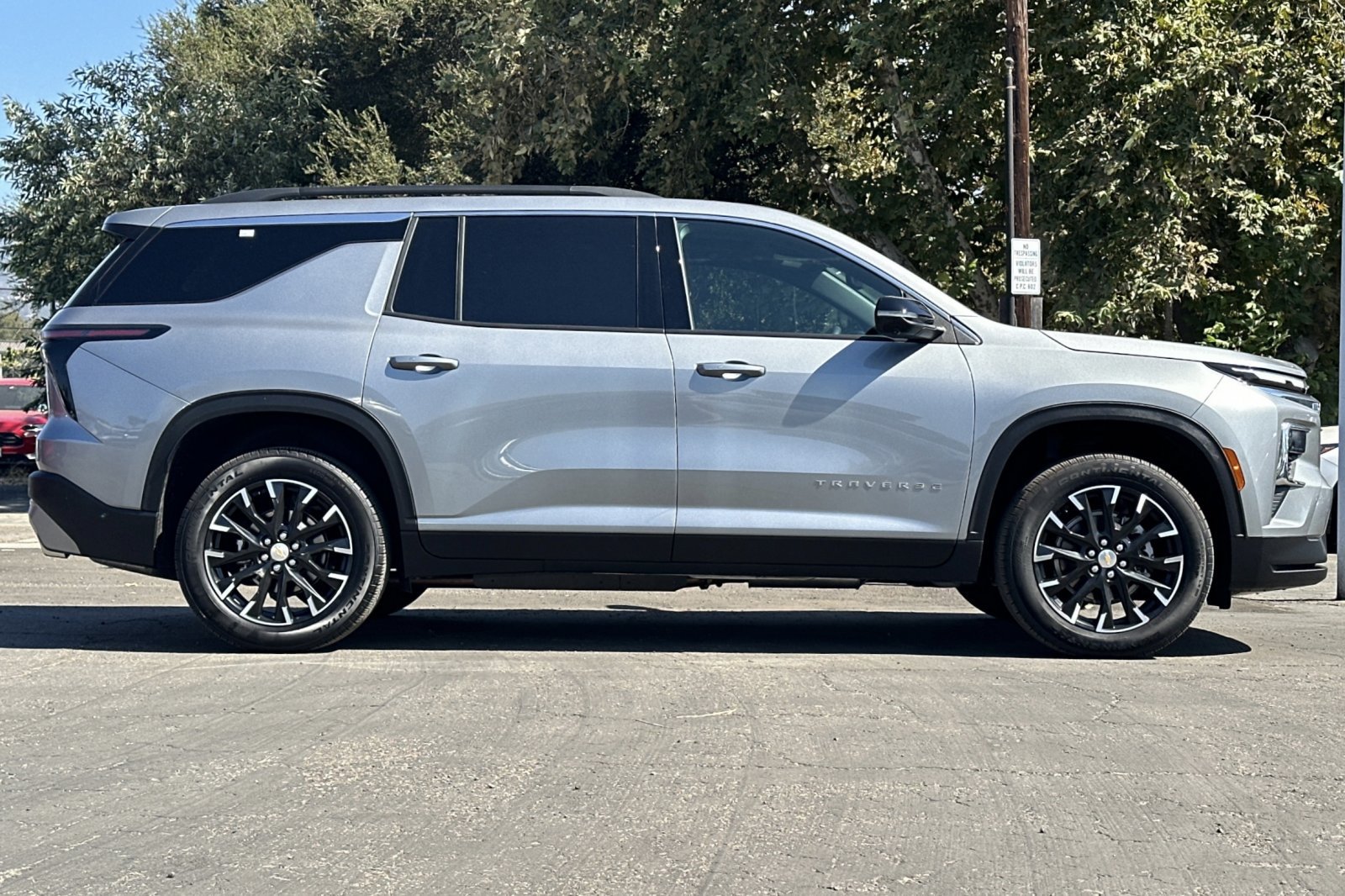 Used 2026 Chevrolet Traverse LT w/ Sun and Wheel Package FWD image 3