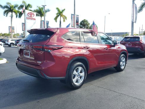 Used 2025 Toyota Highlander LE image 12