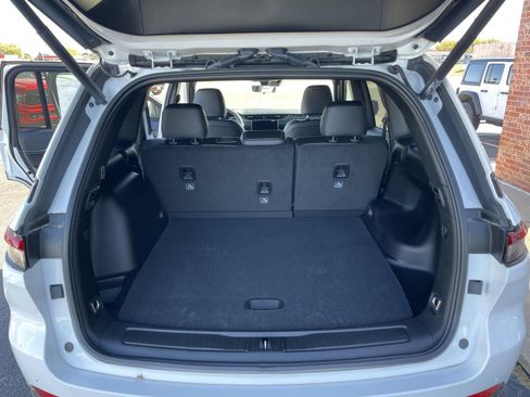 Used 2025 Jeep Grand Cherokee Altitude image 8