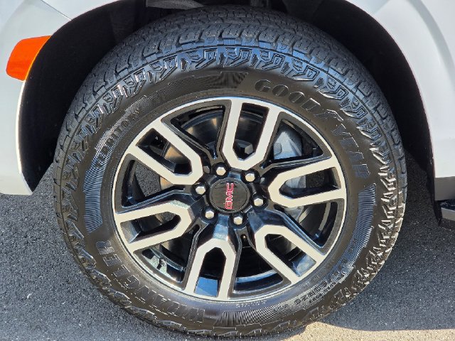 Used 2024 GMC Yukon AT4 AWD/4WD image 18